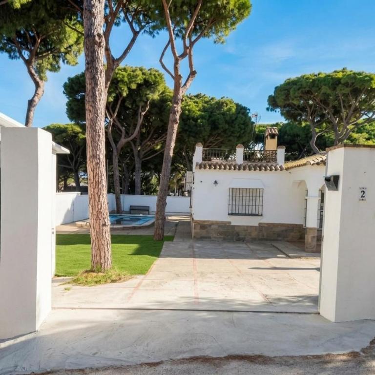 3 Bedrooms Villa,Pool, Spacious Garden & Parking ONLY FAMILIES - SÓLO FAMILIAS - Chalet - 38