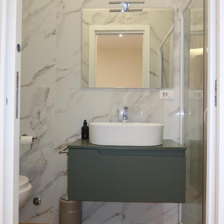 Neapolitan Suites - Deluxe Double Room - 5