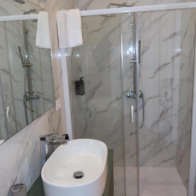 Neapolitan Suites - Deluxe Double Room - 4