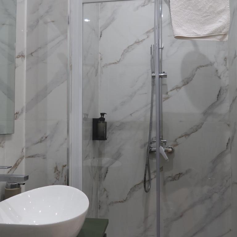 Neapolitan Suites - Deluxe Double Room - 4
