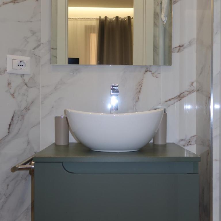 Neapolitan Suites - Deluxe Double Room - 5