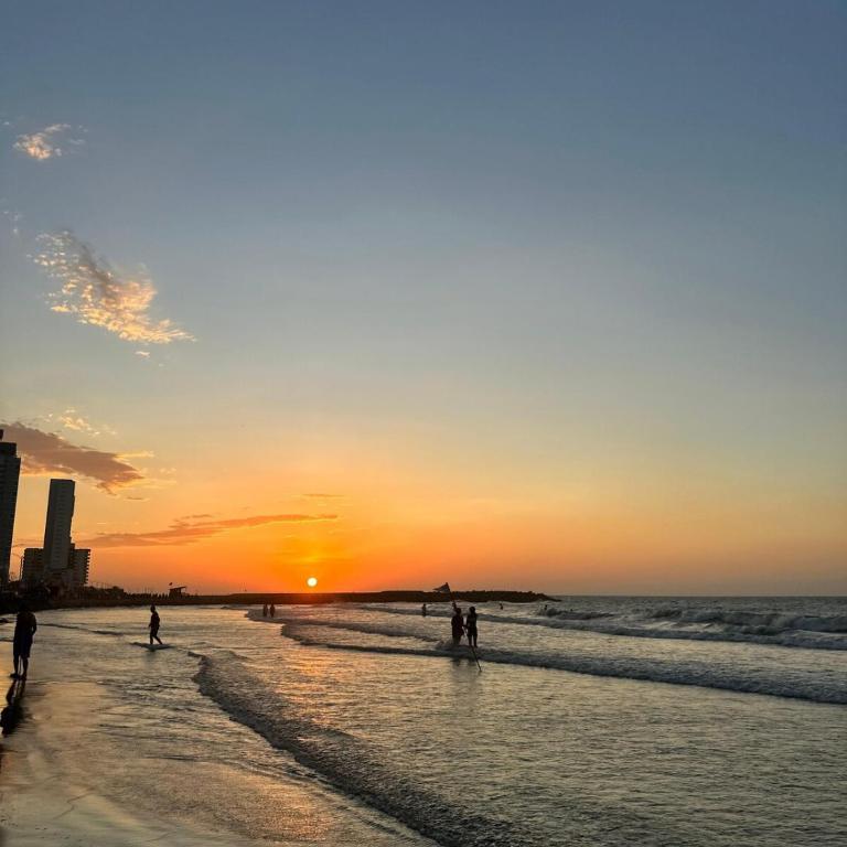 Apartamento entero cerca a la playa, aire acondicionado, wifi - Three-Bedroom Apartment - 3