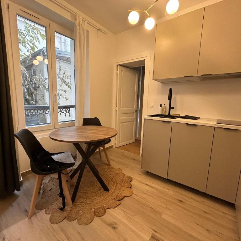 Renovated Ground-Floor 1BR near Pigalle - Apartamento - 1