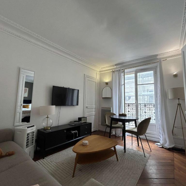 Cosy 1BR with Balcony Arc de Triomphe - Apartamento - 1