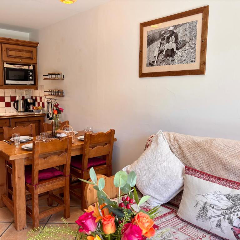Ski-In Ski-Out - Mon Petit Chalet - Sunny Balcony - Les 3 Vallées - One-Bedroom Apartment - 4