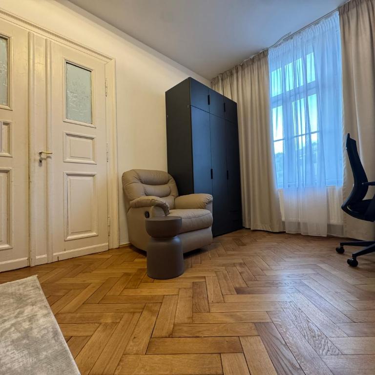 Isartor Rooms - SHARED BATHROOM - Chambre Familiale avec Salle de Bains Commune - 2