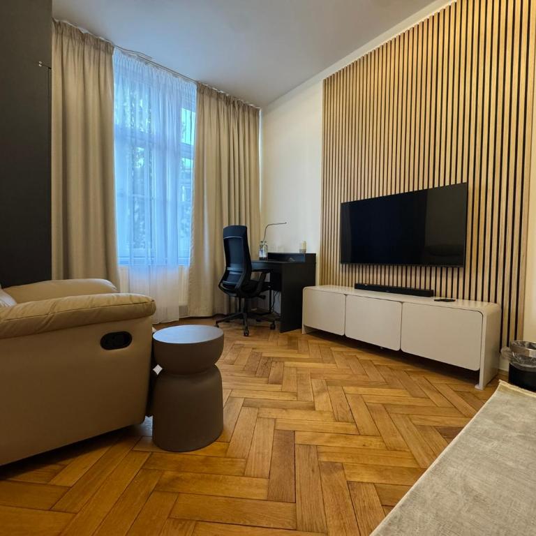 Isartor Rooms - SHARED BATHROOM - Chambre Familiale avec Salle de Bains Commune - 3