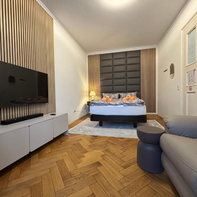 Isartor Rooms - SHARED BATHROOM - Chambre Familiale avec Salle de Bains Commune - 4