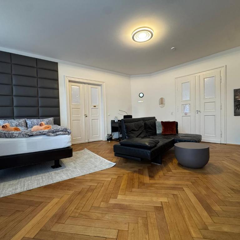 Isartor Rooms - SHARED BATHROOM - Chambre Familiale avec Salle de Bains Commune - 5