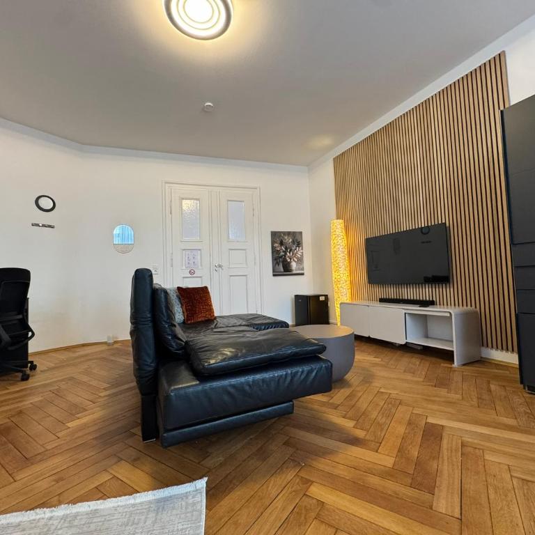 Isartor Rooms - SHARED BATHROOM - Chambre Familiale avec Salle de Bains Commune - 6