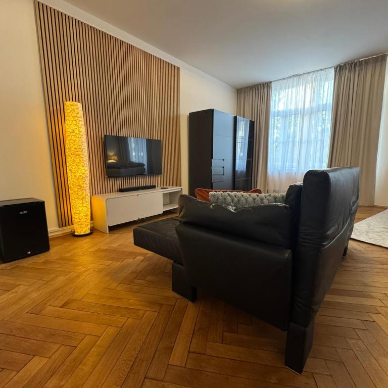 Isartor Rooms - SHARED BATHROOM - Chambre Familiale avec Salle de Bains Commune - 7