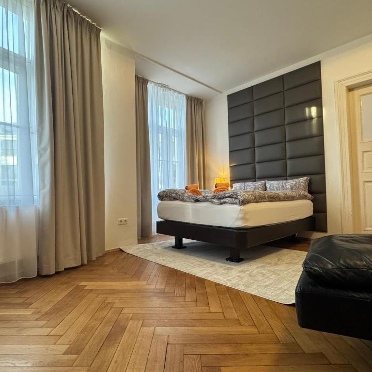 Isartor Rooms - SHARED BATHROOM - Chambre Familiale avec Salle de Bains Commune - 8