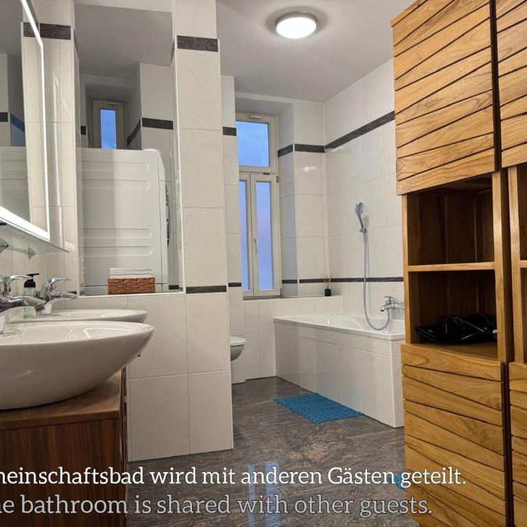 Isartor Rooms - SHARED BATHROOM - Chambre Familiale avec Salle de Bains Commune - 1