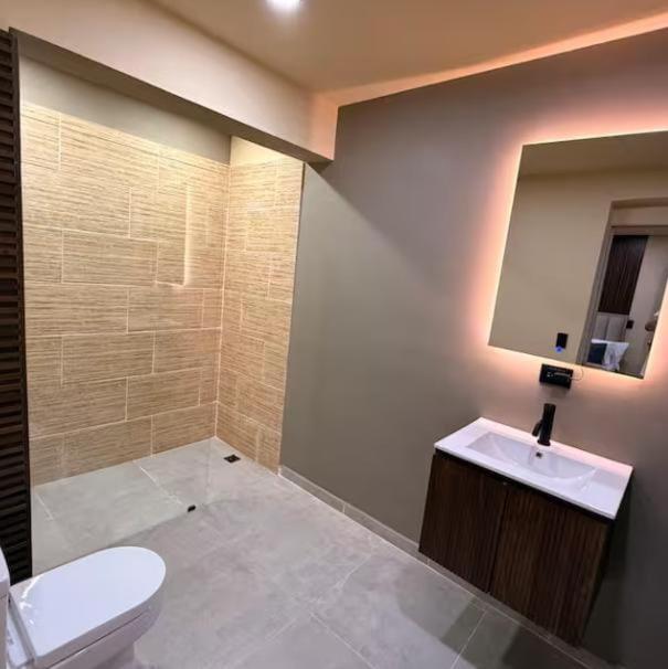 Jacuzzi y piscina, 8 habitaciones Medellín, Poblado - Apartamento - 8