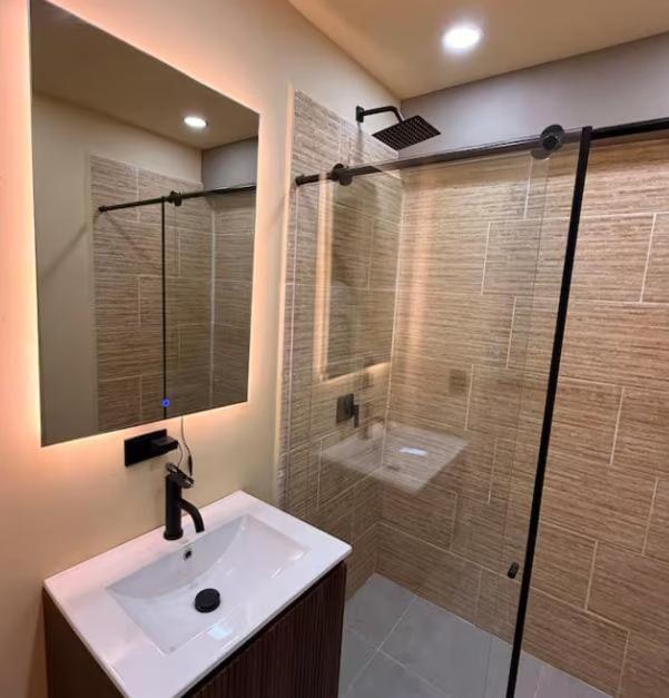 Jacuzzi y piscina, 8 habitaciones Medellín, Poblado - Apartamento - 16