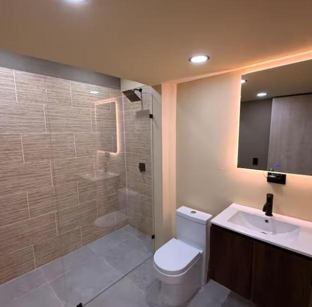 Jacuzzi y piscina, 8 habitaciones Medellín, Poblado - Apartamento - 17
