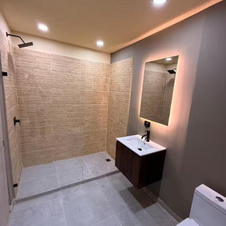 Jacuzzi y piscina, 8 habitaciones Medellín, Poblado - Apartamento - 24