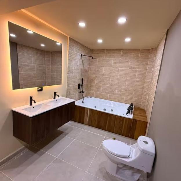Jacuzzi y piscina, 8 habitaciones Medellín, Poblado - Apartamento - 31