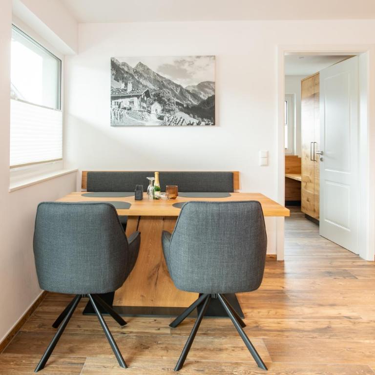 AlpSuites Oberstdorf - Deluxe Suite mit Kingsize-Bett - 2