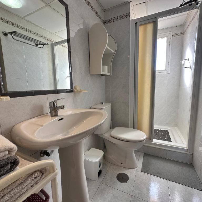 Bonitas vistas y situación perfecta - Three-Bedroom Apartment with Balcony - 50