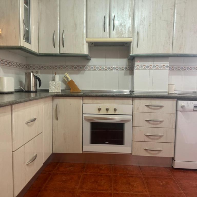 Bonitas vistas y situación perfecta - Three-Bedroom Apartment with Balcony - 9