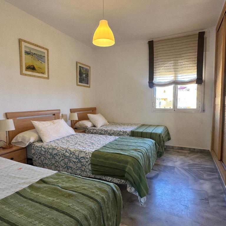 Bonitas vistas y situación perfecta - Three-Bedroom Apartment with Balcony - 37