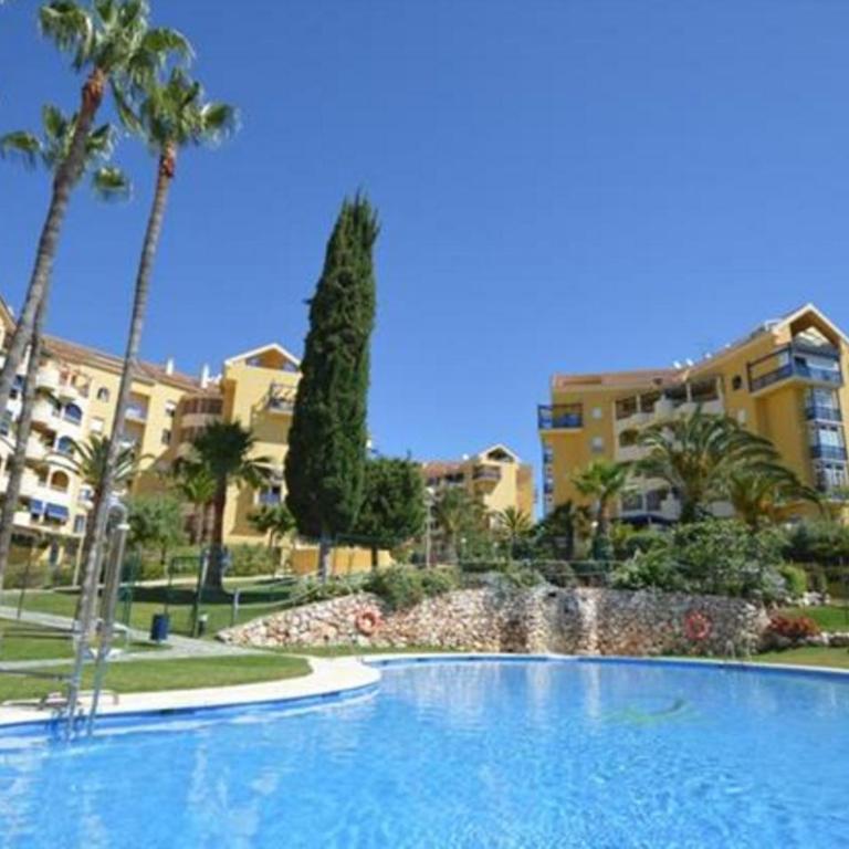 Bonitas vistas y situación perfecta - Three-Bedroom Apartment with Balcony - 2