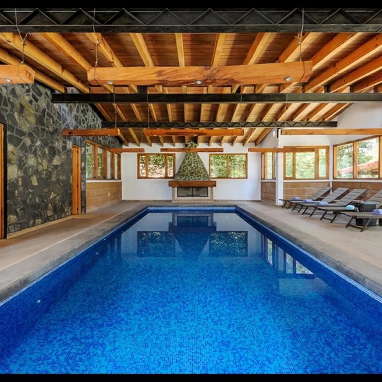 Alberca Techada Climatizada,Fogata, Billar - Four-Bedroom House - 1