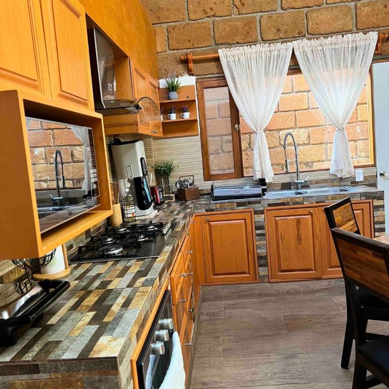 Alberca Techada Climatizada,Fogata, Billar - Four-Bedroom House - 17