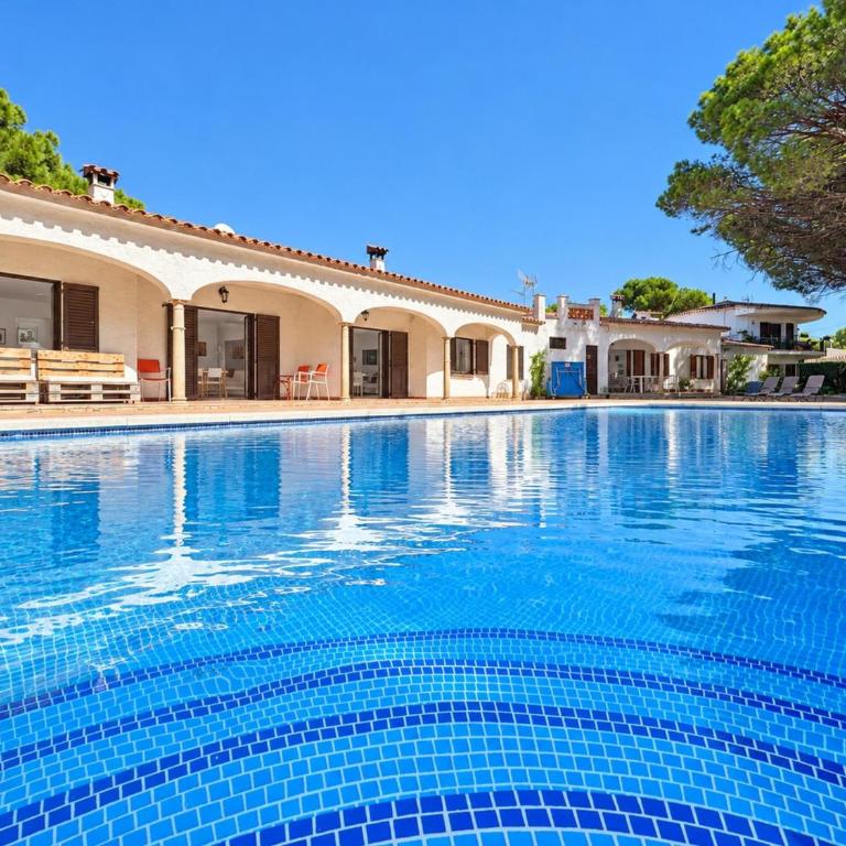 Casa Confortable con Gran Piscina Comunitaria y Jardín en L'Escala - HISP-7-6 - Villa - 4