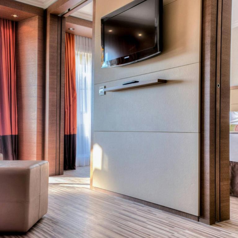 AC Hotel by Marriott Ambassadeur Antibes - Juan Les Pins - Suite avec Balcon - Vue Partielle sur Mer - 2