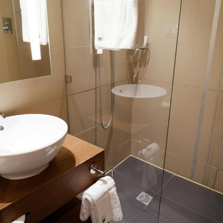 AC Hotel by Marriott Ambassadeur Antibes - Juan Les Pins - Chambre Lits Jumeaux avec Balcon - Vue sur Piscine - 6