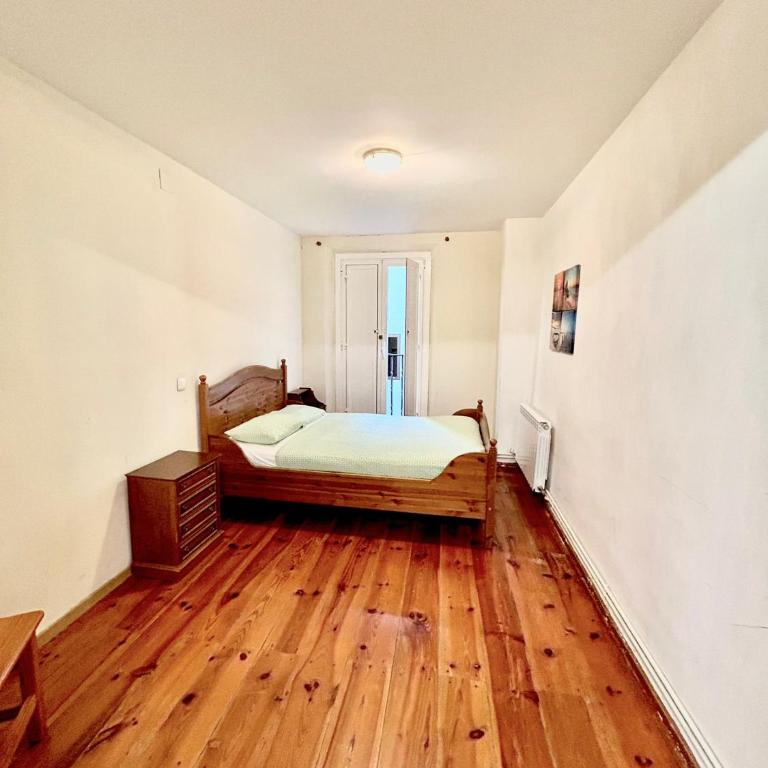 Travelers Rest H2 - Family Room - 2