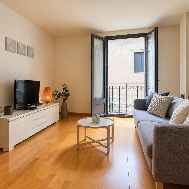 Two bedroom apartment behind the Rambla - Apartamento de 2 dormitorios - 1