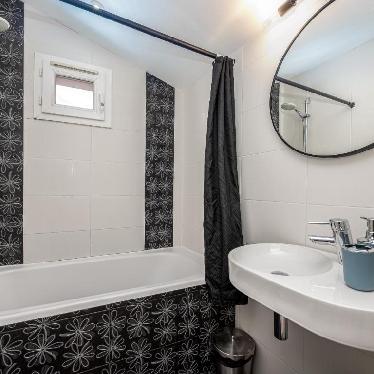 Le Mas d'Angeline-Vue mer panoramique, jardin partagé, parking, voiture indispensable, route étroite et pentue, à 10 min de Monaco - One-Bedroom Apartment with bathtub - with sea view - 14