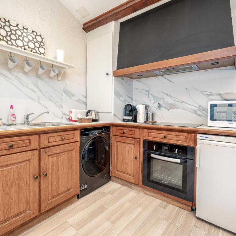Le Mas d'Angeline-Vue mer panoramique, jardin partagé, parking, voiture indispensable, route étroite et pentue, à 10 min de Monaco - One-Bedroom Apartment with bathtub - with sea view - 11