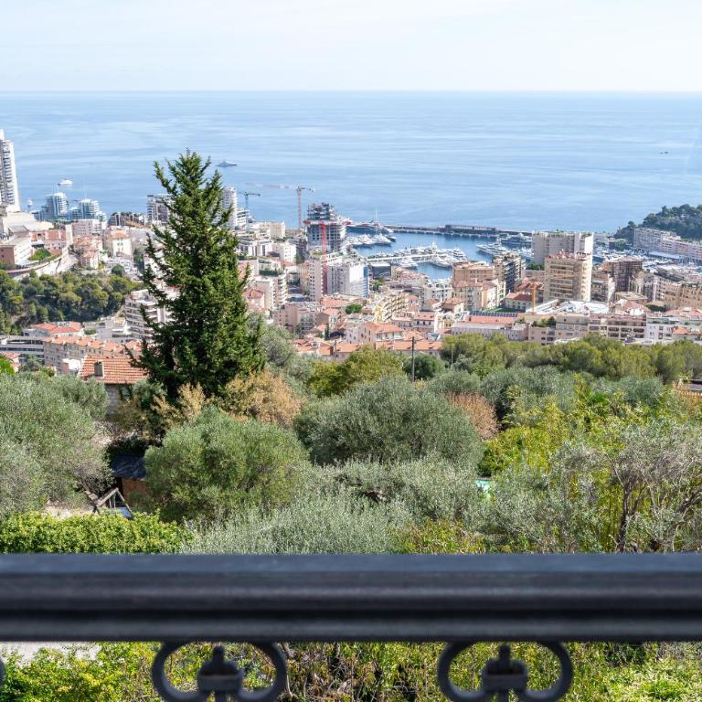 Le Mas d'Angeline-Vue mer panoramique, jardin partagé, parking, voiture indispensable, route étroite et pentue, à 10 min de Monaco - One-Bedroom Apartment with bathtub - with sea view - 34