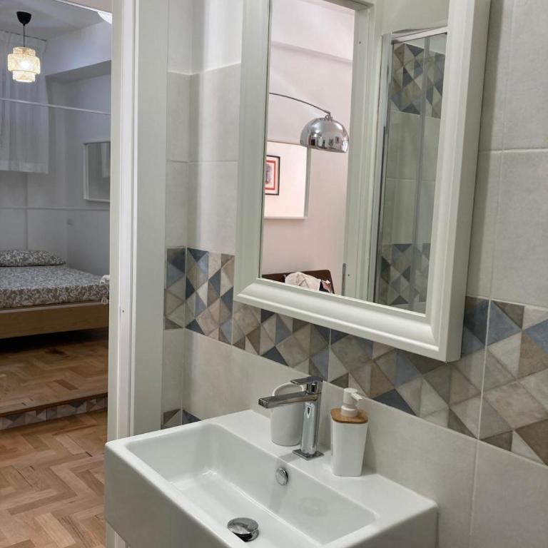 Aventino-Piramide Quiet Studio with Garden-View Terrace - Appartamento Monolocale con 1 Letto Matrimoniale - 13