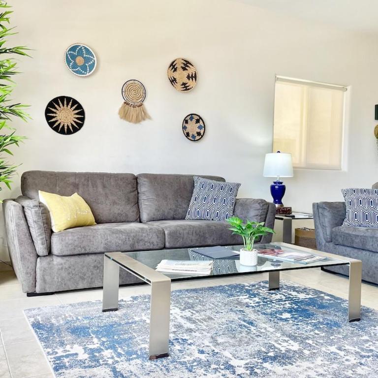 Walk to Beach, King Bed 2B2 Condo Newly Furnished - Apartment mit 2 Schlafzimmern, einem Balkon und Meerblick - 1