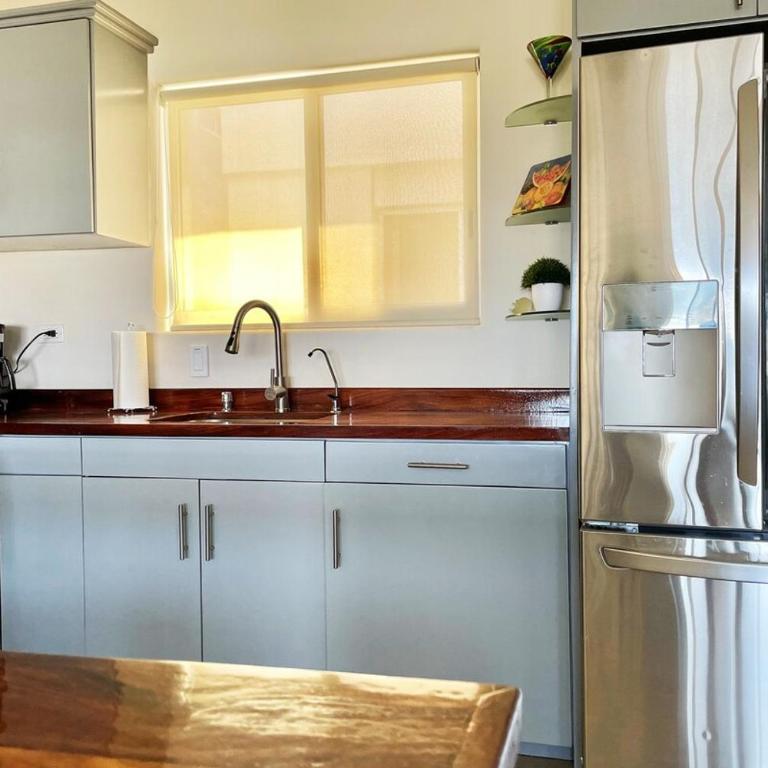 Walk to Beach, King Bed 2B2 Condo Newly Furnished - Apartment mit 2 Schlafzimmern, einem Balkon und Meerblick - 15