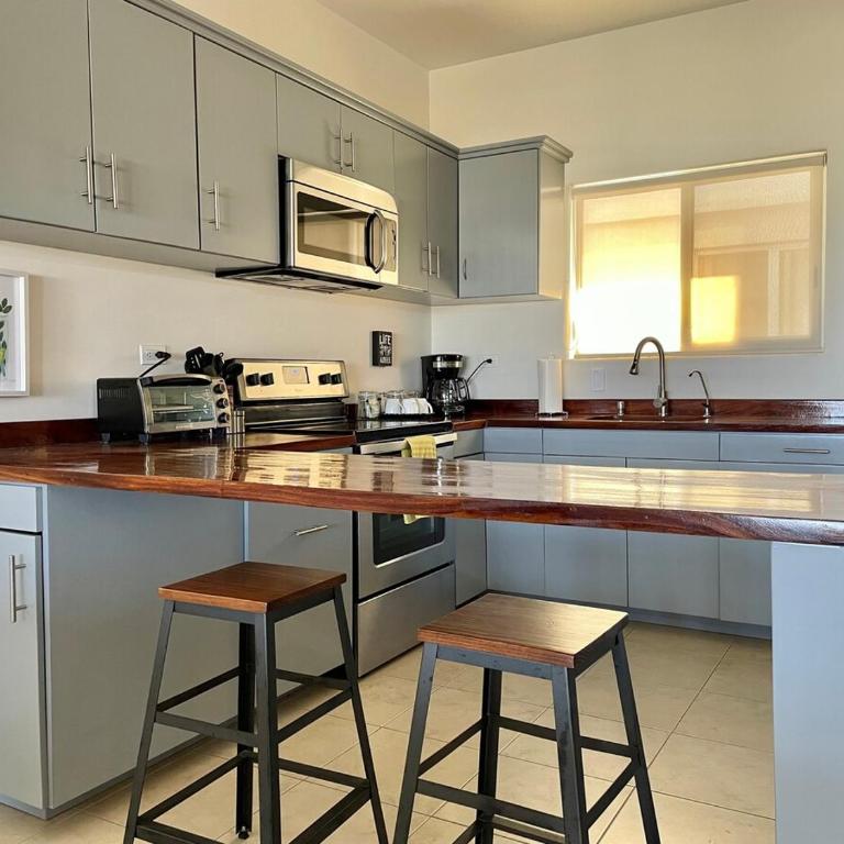 Walk to Beach, King Bed 2B2 Condo Newly Furnished - Apartment mit 2 Schlafzimmern, einem Balkon und Meerblick - 31