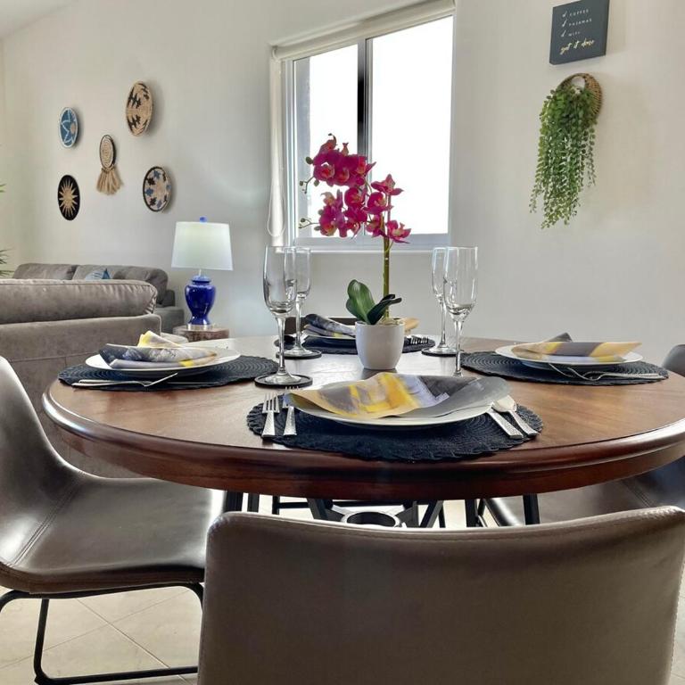 Walk to Beach, King Bed 2B2 Condo Newly Furnished - Apartment mit 2 Schlafzimmern, einem Balkon und Meerblick - 35
