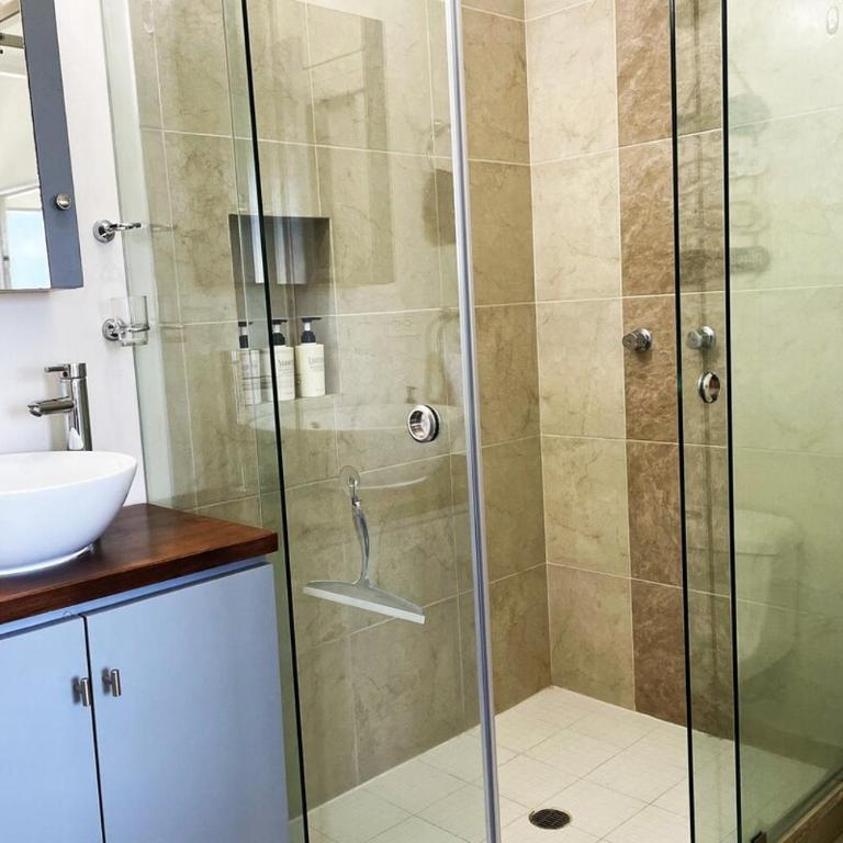 Walk to Beach, King Bed 2B2 Condo Newly Furnished - Apartment mit 2 Schlafzimmern, einem Balkon und Meerblick - 37