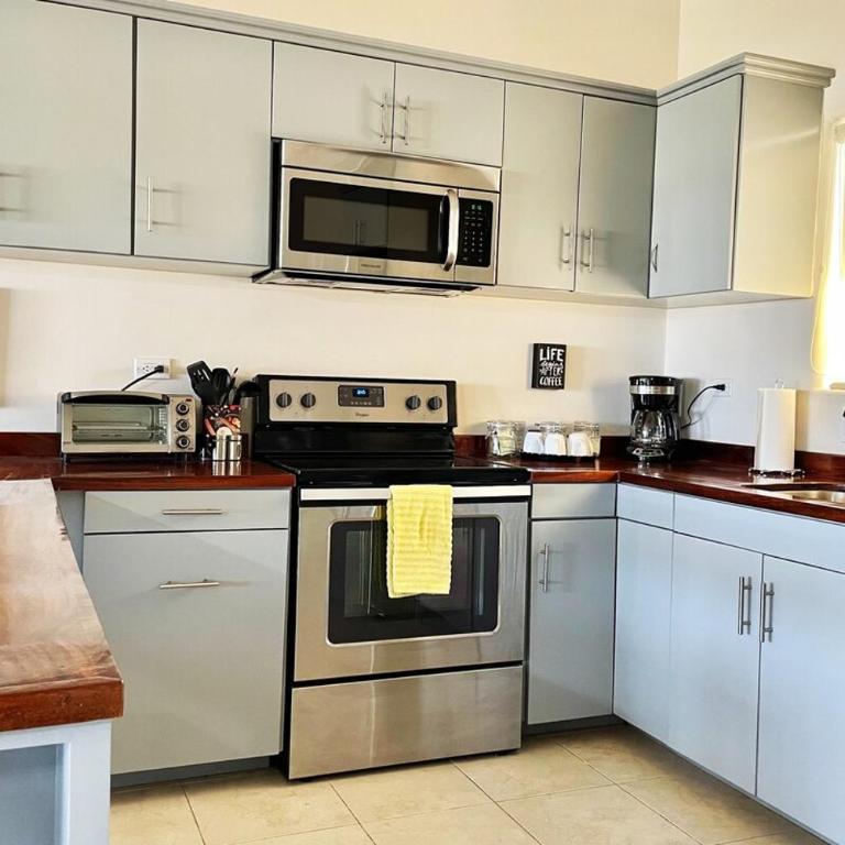 Walk to Beach, King Bed 2B2 Condo Newly Furnished - Apartment mit 2 Schlafzimmern, einem Balkon und Meerblick - 39