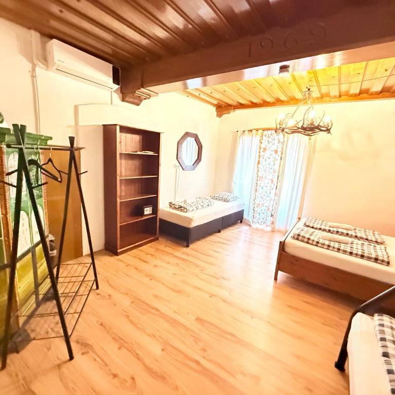 HOSTEL LOVELY ROOMS CITY CENTER, shared Bathroom - Family Room with Shared Bathroom - 5