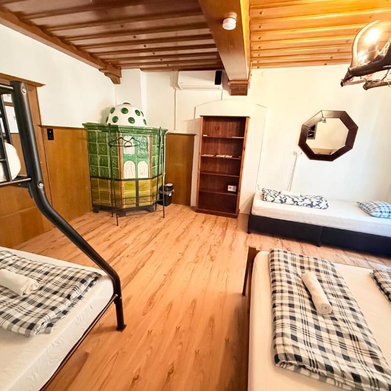 HOSTEL LOVELY ROOMS CITY CENTER, shared Bathroom - Family Room with Shared Bathroom - 8