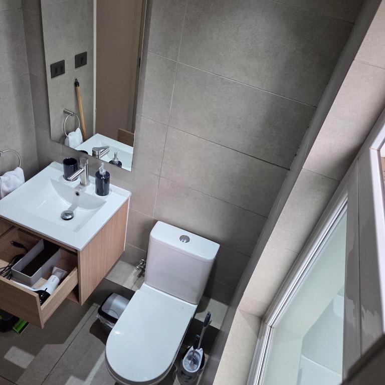 Moderno y acogedor departamento a metros del metro Irarrazaval - One-Bedroom Apartment with Park View - 13