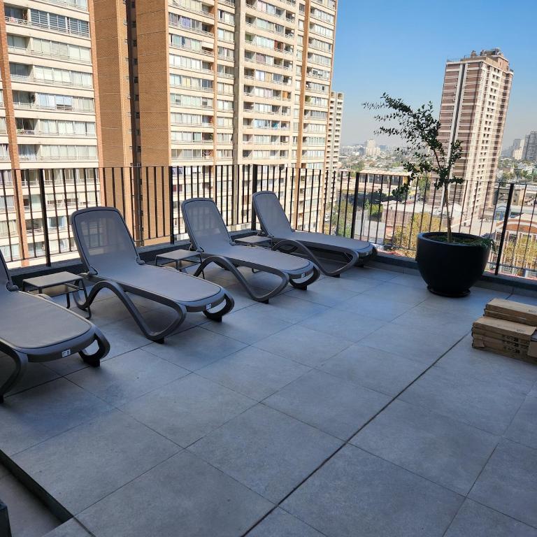 Moderno y acogedor departamento a metros del metro Irarrazaval - One-Bedroom Apartment with Park View - 16