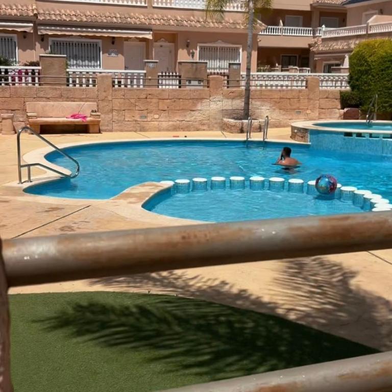 Bungalow avec piscine couverte et chauffée - Two-Bedroom Apartment - 1