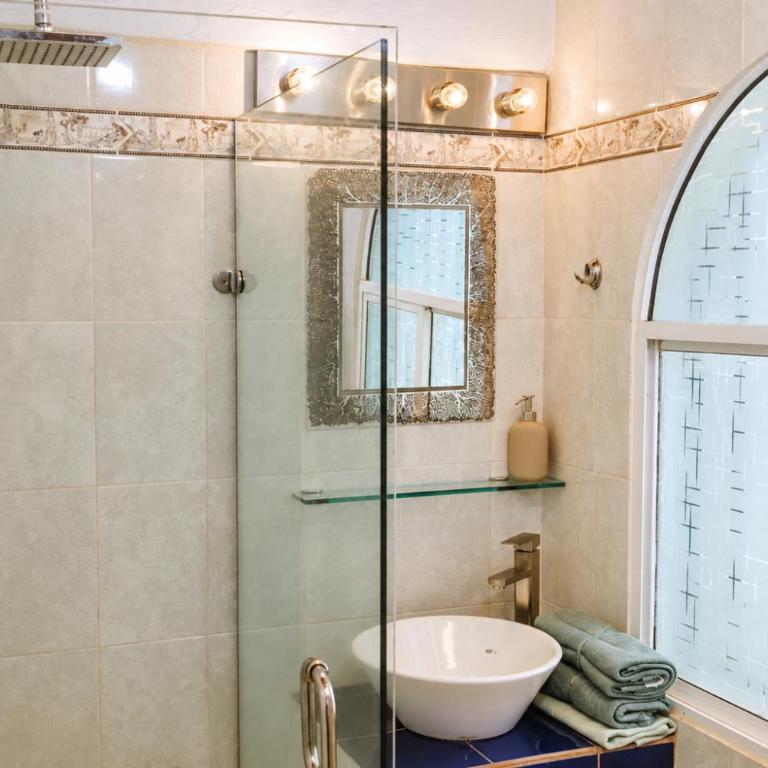 Le Petit Bonheur - Quiet - Rooftop - 3 min to Beach - One-Bedroom Apartment - 16